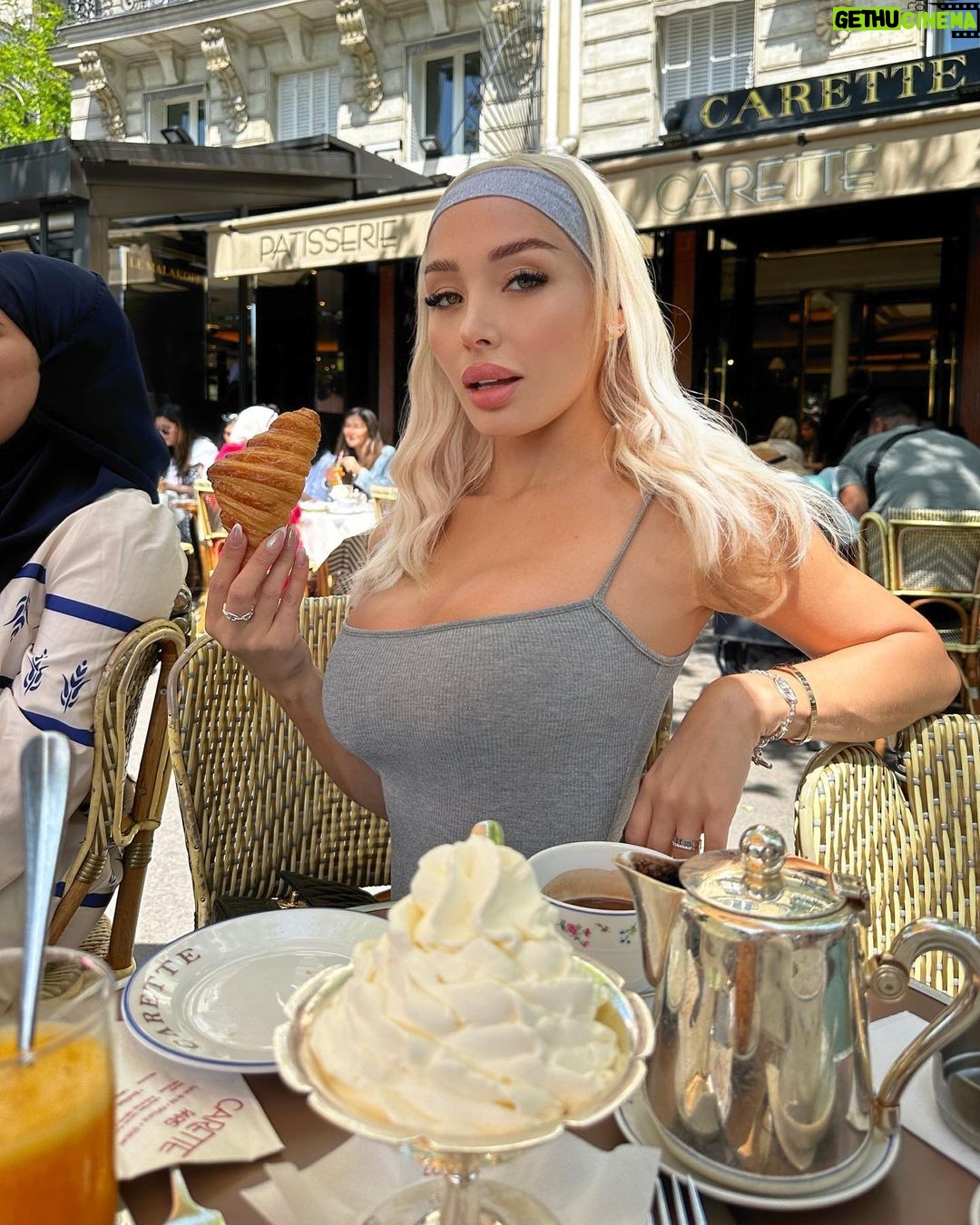 Daniella Chávez Instagram - Enamorada de París 🩶 Paris, France