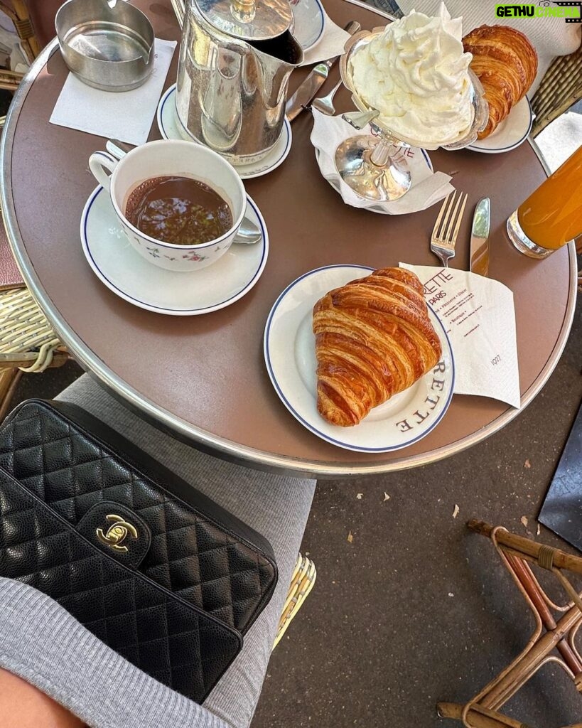 Daniella Chávez Instagram - Enamorada de París 🩶 Paris, France