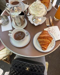 Daniella Chávez Instagram - Enamorada de París 🩶 Paris, France