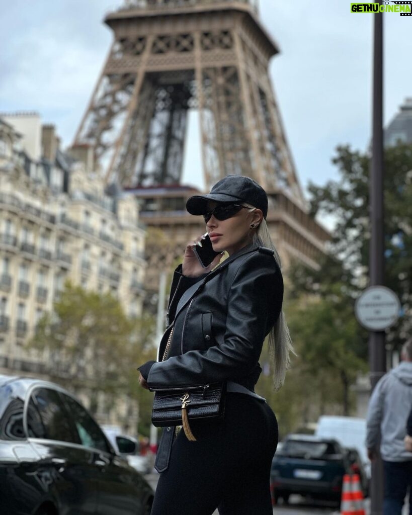 Daniella Chávez Instagram - Moments in Paris ✨Cuál es tu Fav? El mío es el último 🤫Video🥰 Paris, France