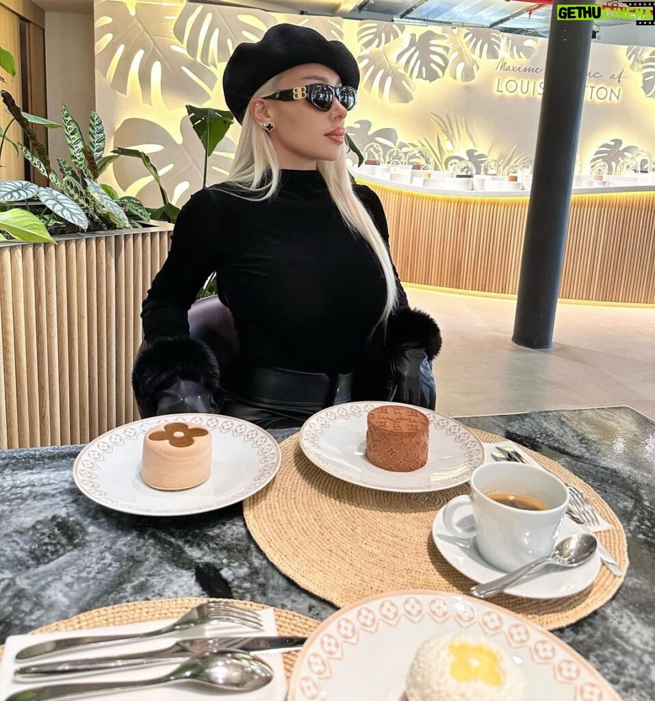 Daniella Chávez Instagram - Café Louis Vuitton 🤎☕️🍫Eres de Té o Café? Yo los 2 y si es con postre mejor 🍰.