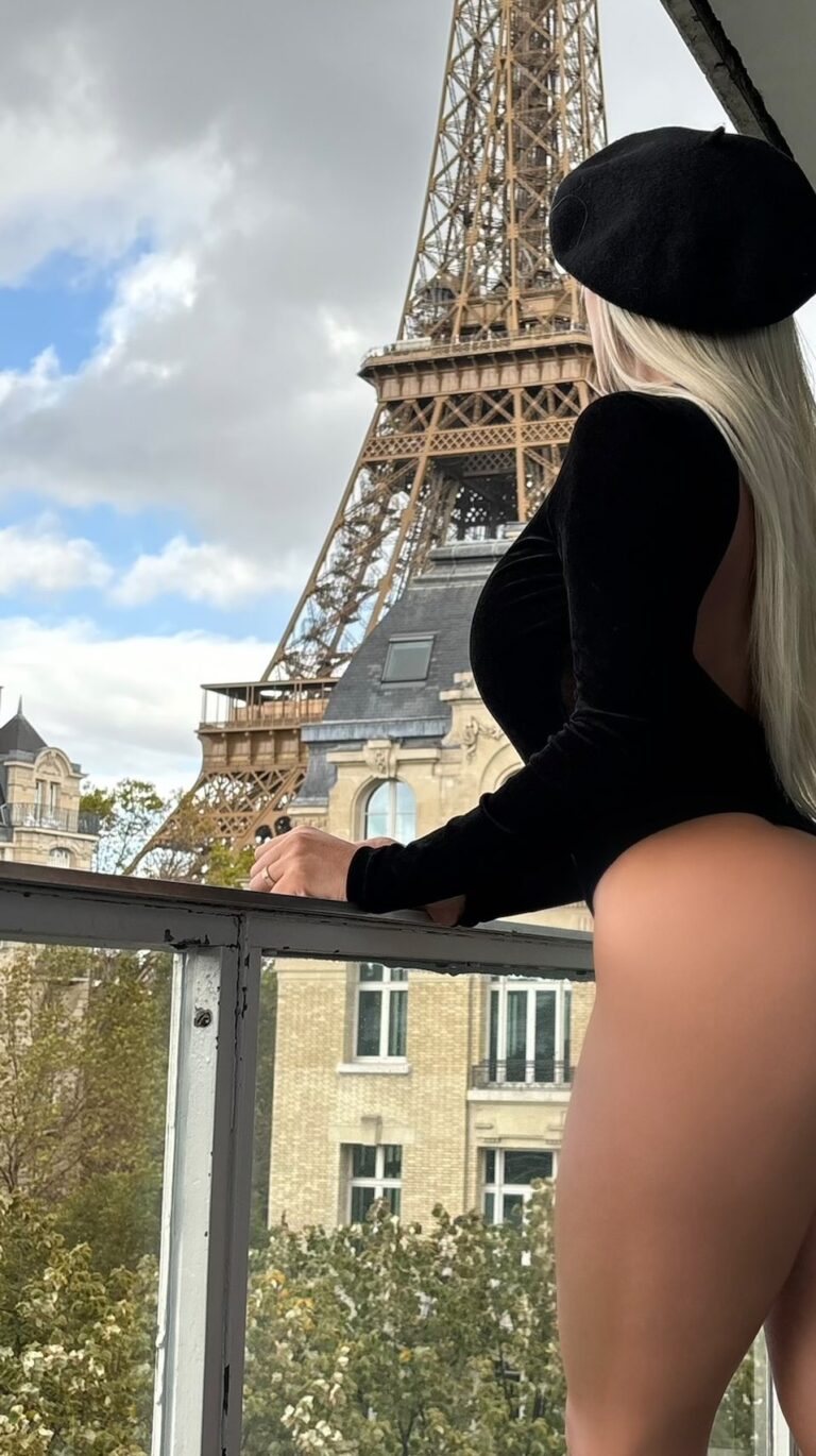 Daniella Chávez Instagram - Oh la la 👩🏼‍🎨 Paris, France