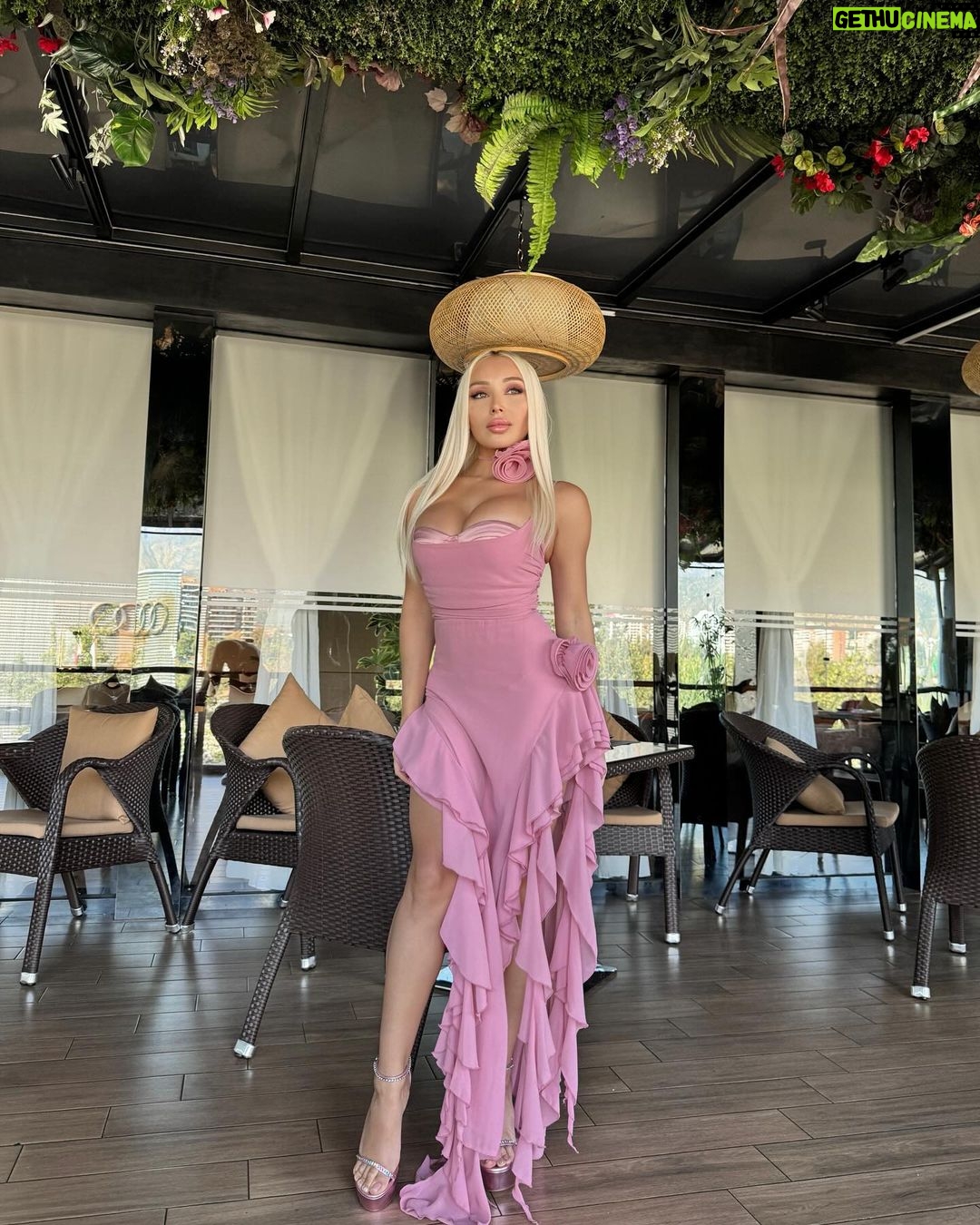 Daniella Chávez Instagram - Rodéate de mujeres que sumen a tu vida, te inspiren y te acompañen; que se enfoquen en sí mismas, las que cuando te ven brillar se alegran, porque verte bien es también un triunfo para ellas💞rodéate de las mujeres que construyen, motivan y levantan🌷. @rbm_productions 🧸. . Sabor y Aroma