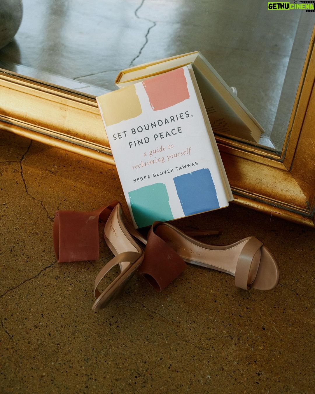Danielle Robay Instagram - Good shoes + good books…they take you places 🌪️ Los Angeles, California