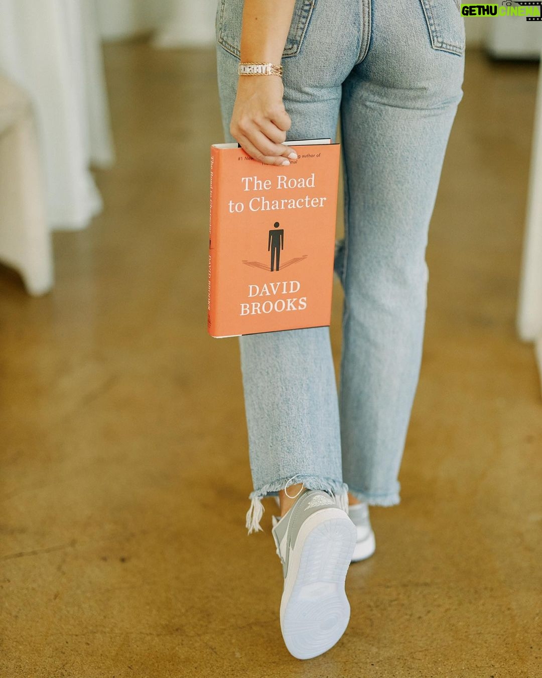 Danielle Robay Instagram - Good shoes + good books…they take you places 🌪️ Los Angeles, California