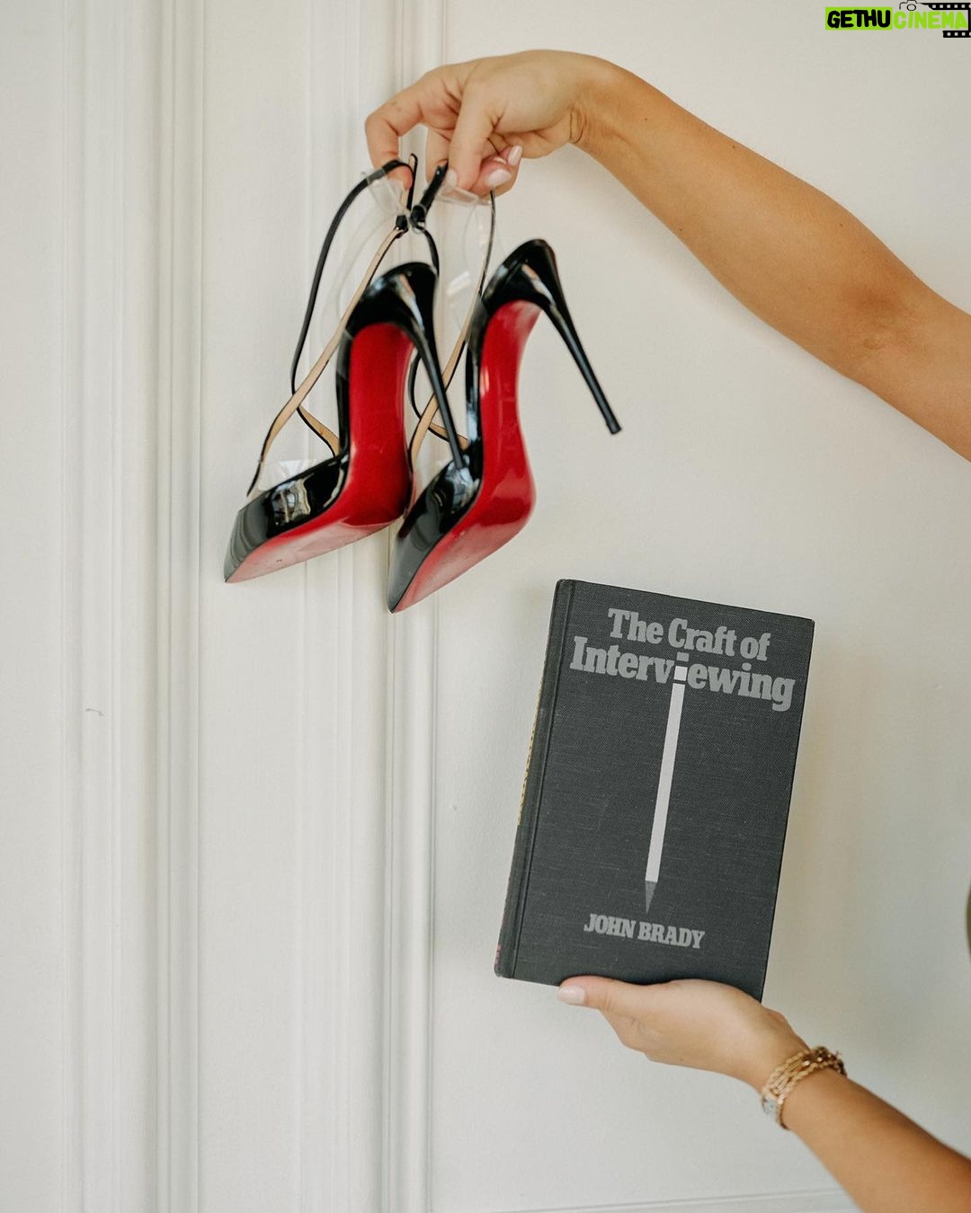 Danielle Robay Instagram - Good shoes + good books…they take you places 🌪️ Los Angeles, California