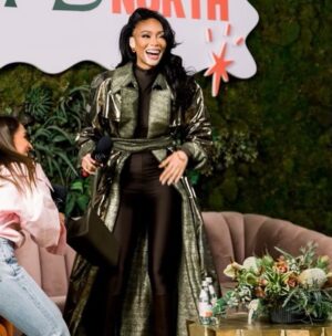 Danielle Robay Instagram - @thefemalefoundercollective keynote last week was ✨✨. I was in conversation with @WinnieHarlow, founder of @cayskin + CEO @karenbarner1 (fellow Chicagoan!)

Winnie is 1 of under 100 black female founders who’s raised over $1m in funding ($4.1m), a remarkable feat (and also an upsetting statistic worth noting and changing). Discovered on ANTM, internationally recognized as a supermodel her life in many ways seems like it was sprinkled with gold dust. But it’s deeper than that + here was my takeaway from our conversation: 𝗦𝗵𝗲 𝗱𝗼𝗲𝘀𝗻’𝘁 𝘀𝗲𝗲 𝗡𝗢 𝗮𝘀 𝗮 𝗯𝗮𝗿𝗿𝗶𝗰𝗮𝗱𝗲, 𝘀𝗵𝗲 𝘀𝗲𝗲𝘀 𝗡𝗢 𝗮𝘀 𝗡𝗘𝗫𝗧 𝗢𝗣𝗧𝗜𝗢𝗡.

•When Winnie was diagnosed with vitiligo some of her family members would point to a new spot on her back, or kids at school would bully her. Her grandmother said, NO, you’re beautiful and blessed and 
you will live as such. She has 😊.
•Winnie tried out for the VS fashion show. They said NO. She came back to audition the next year, and that show became a tentpole moment in her career. 
•Winnie applied for a job at Sephora at 16. They said NO. @cayskin is launching in Sephora Canada next week + she will be having an event at the same Sephora that turned her down.

Half the battle is believing you can. The other half is executing. And that means not taking NO for an answer; it simply means NEXT OPTION. 

Swipe to the last slide for some ✨ 📚 from Winnie