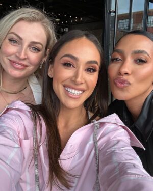 Danielle Robay Instagram - @thefemalefoundercollective keynote last week was ✨✨. I was in conversation with @WinnieHarlow, founder of @cayskin + CEO @karenbarner1 (fellow Chicagoan!)

Winnie is 1 of under 100 black female founders who’s raised over $1m in funding ($4.1m), a remarkable feat (and also an upsetting statistic worth noting and changing). Discovered on ANTM, internationally recognized as a supermodel her life in many ways seems like it was sprinkled with gold dust. But it’s deeper than that + here was my takeaway from our conversation: 𝗦𝗵𝗲 𝗱𝗼𝗲𝘀𝗻’𝘁 𝘀𝗲𝗲 𝗡𝗢 𝗮𝘀 𝗮 𝗯𝗮𝗿𝗿𝗶𝗰𝗮𝗱𝗲, 𝘀𝗵𝗲 𝘀𝗲𝗲𝘀 𝗡𝗢 𝗮𝘀 𝗡𝗘𝗫𝗧 𝗢𝗣𝗧𝗜𝗢𝗡.

•When Winnie was diagnosed with vitiligo some of her family members would point to a new spot on her back, or kids at school would bully her. Her grandmother said, NO, you’re beautiful and blessed and 
you will live as such. She has 😊.
•Winnie tried out for the VS fashion show. They said NO. She came back to audition the next year, and that show became a tentpole moment in her career. 
•Winnie applied for a job at Sephora at 16. They said NO. @cayskin is launching in Sephora Canada next week + she will be having an event at the same Sephora that turned her down.

Half the battle is believing you can. The other half is executing. And that means not taking NO for an answer; it simply means NEXT OPTION. 

Swipe to the last slide for some ✨ 📚 from Winnie