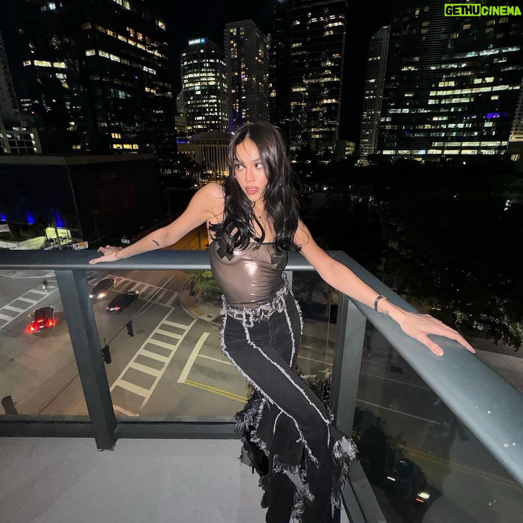 Danna Paola Instagram - cambiar x ti me da pereza…. ✨🩶 Miami, Florida