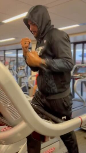 Danny Roberts Instagram - Persistence is the key to glory. We fight, we never give up 🔑💯 

#UFC #UFC274 #UFCEurope #MMA #UKMMA #MixedMartialArts #CombatSports
