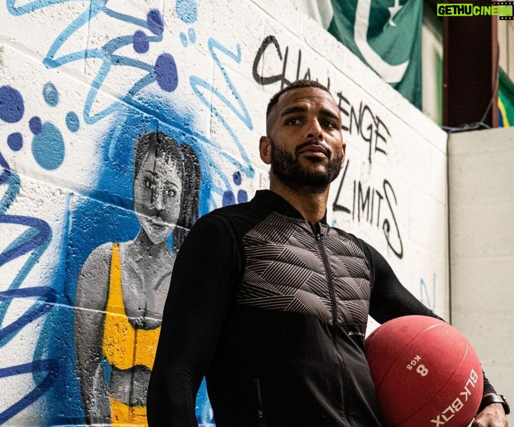 Danny Roberts Instagram - The writing on the wall says it all 🤫📈🇺🇸 #UFC #UFCEurope #MMA #UKMMA #MixedMartialArts #Fighter #Fighting #Warrior #UFCGYM #CombatSports #SanfordMMA #NoLimits #TeamChocolate