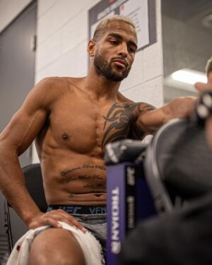 Danny Roberts Instagram - Wrapped up and ready to roll @ufceurope🥊

#UFC #UFC274 #UFCEurope #MMA #UKMMA #MixedMartialArts #JonesWrestling #HKickboxing #NoLimits #CombatSports