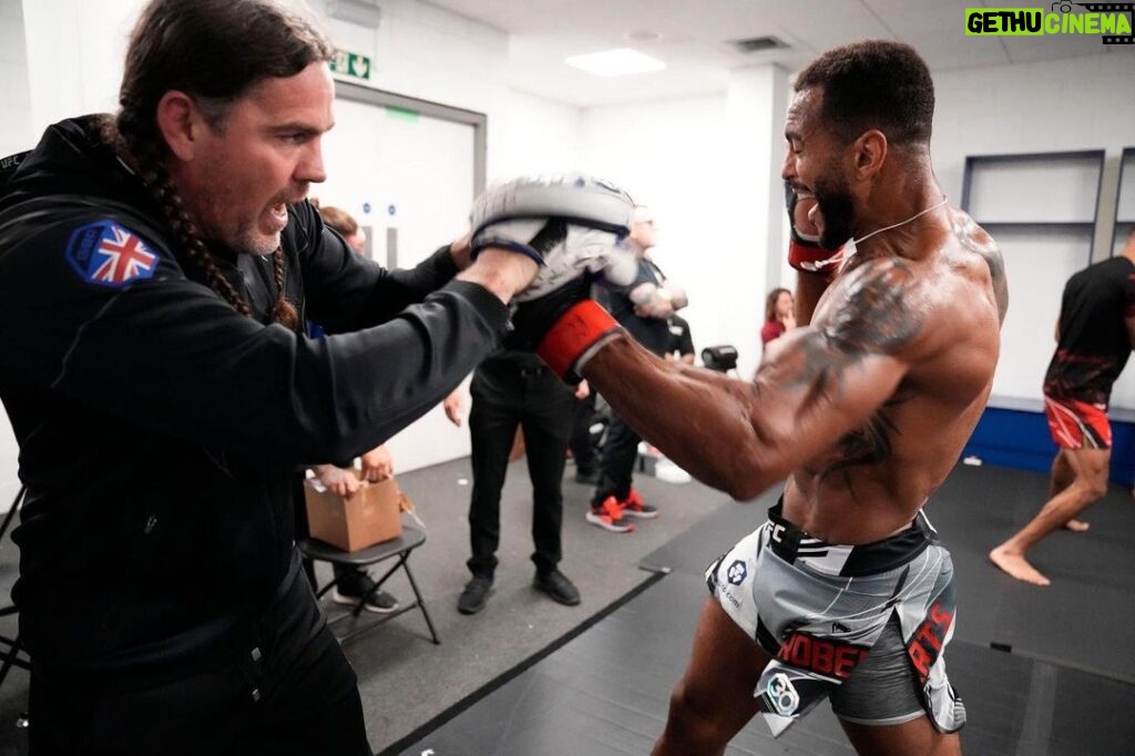 Danny Roberts Instagram - Two weeks until I’m back chopping it up stateside with the 🐐 Hope you’re ready for me @coachstrout 🤣🇺🇸 #UFC #UFCEurope #MMA #UKMMA #MixedMartialArts #KillCliffFC #KCFC O2 Arena London