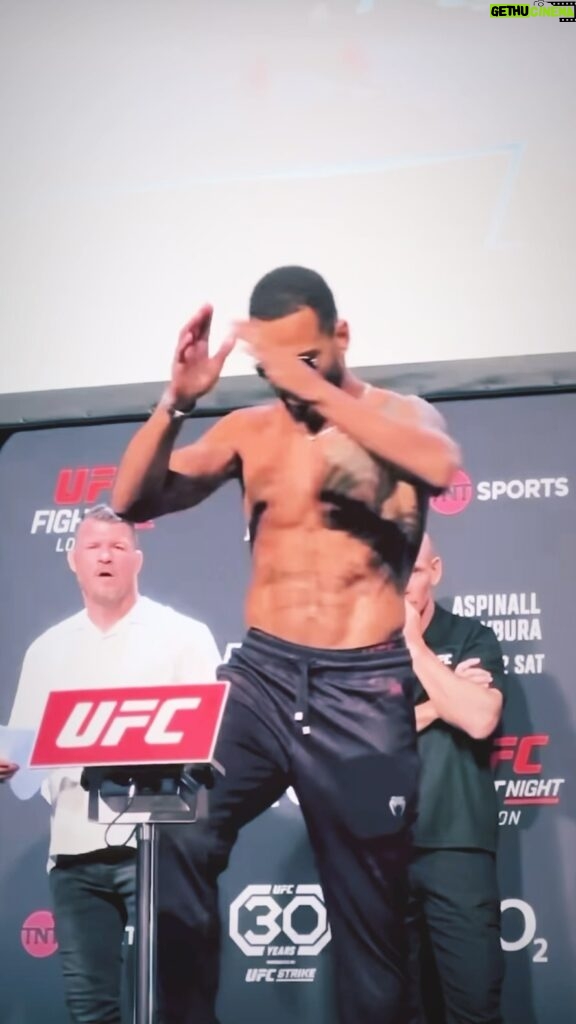 Danny Roberts Instagram - FIGHT DAY‼️ 14th time flying the flag high for the UK MMA scene in the world’s leading organisation 🇬🇧 I will continue to strive for me and my people 💯 #TeamChocolate #FightDay #KillCliffFC #UFC #UKMMA #UFCLondon London, United Kingdom