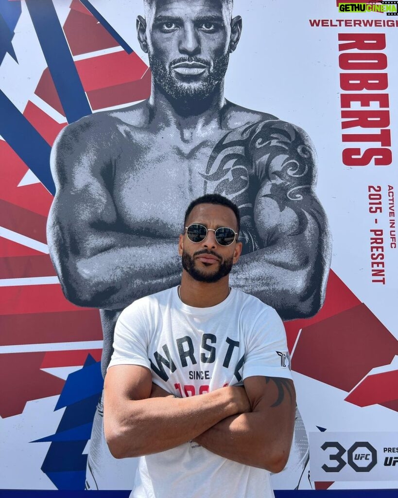 Danny Roberts Instagram - Just touched down in London Town! 🇬🇧📍 #UFC #UFCLondon #UFCEurope #TeamChocolate #MMA #MixedMartialArts London, United Kingdom