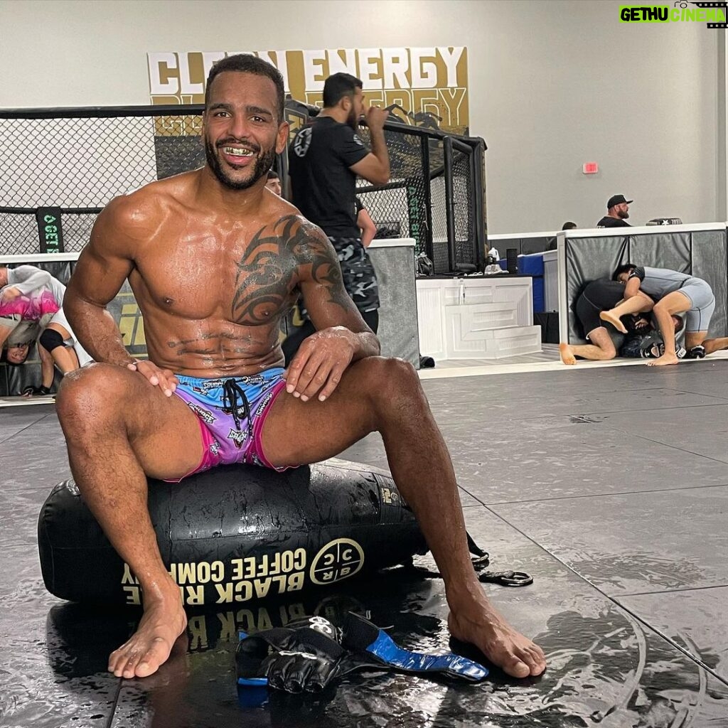 Danny Roberts Instagram - London…. I’m Counting down the days. 🇬🇧 It’s been a long 6 months away from everything I know. 🙏🏾 Best believe i’m coming to secure the bag. 😤💰 See you soon! #ufc #mma #killclifffc #teamchocolate🍫 Kill Cliff FC