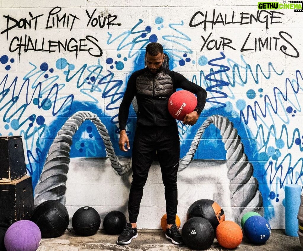 Danny Roberts Instagram - The writing on the wall says it all 🤫📈🇺🇸 #UFC #UFCEurope #MMA #UKMMA #MixedMartialArts #Fighter #Fighting #Warrior #UFCGYM #CombatSports #SanfordMMA #NoLimits #TeamChocolate