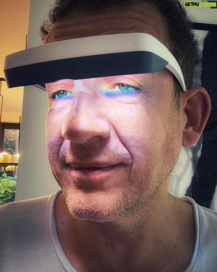 Dany Boon - 10.9K Likes - Vive mon cadeau de luminothérapie qui permet à la fois de passer un Noël serein et d’être les lumières du sapin. Très Bon Noël a toutes et tous ✨🤩🎄❤️
