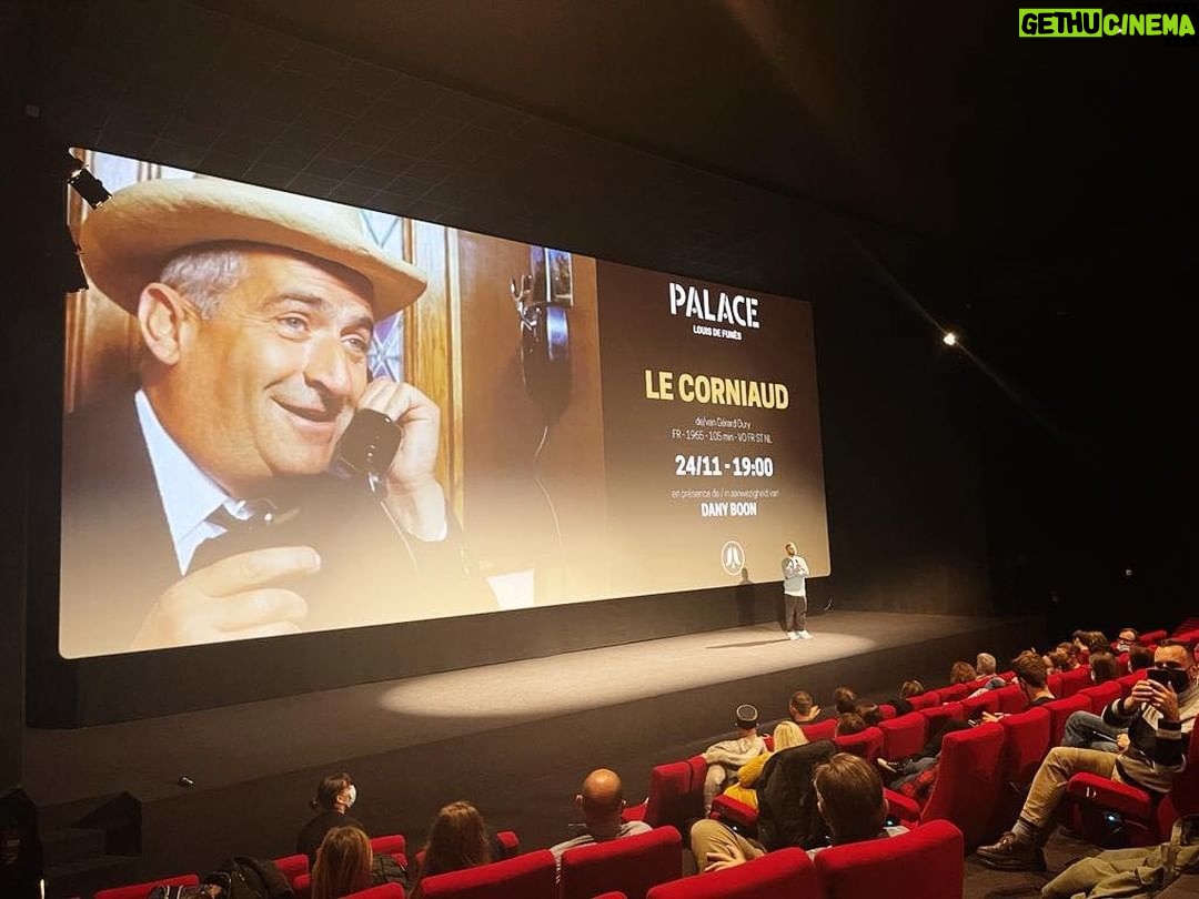 Dany Boon Instagram - La chance cette semaine d’avoir présenté un chef-d’œuvre et de rire avec une salle de cinéma comble devant le Corniaud de Gérard Oury dans le cadre de l’exposition Louis de Funès. De Funès, Bourvil, Oury mis à l’honneur sur grand écran dans un cinéma d’art et essai. Le bonheur ✨🥳