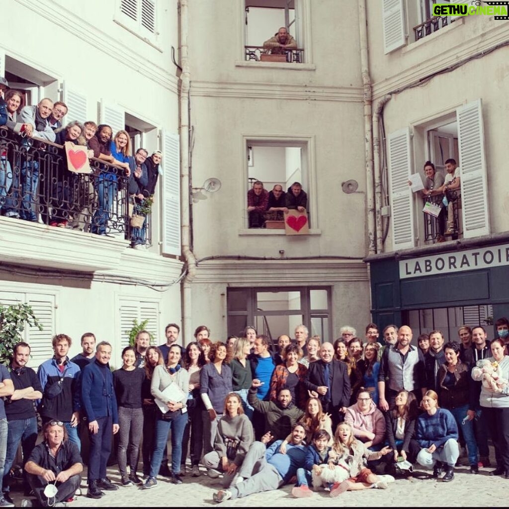 Dany Boon Instagram - Il y a un an démarrait le tournage de 8 rue de l’humanité. Merci à ma belle équipe ❤️. #8ruedelhumanité