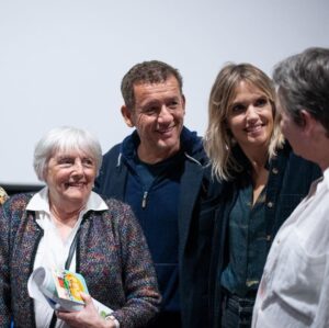 Dany Boon Instagram - Quel bonheur de venir à votre rencontre vous présenter "8 rue de l'Humanité" et discuter avec vous, héros du quotidien qui avez tant fait pour aider ceux qui en avaient grand besoin.  Le film sera à découvrir sur Netflix à partir du 20 octobre 🙂
.
@netflixfr @netflix @laurencearne @alisonwheelr #yvanattal