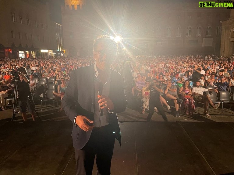 Dany Boon Instagram - Projection magique de Bienvenue chez les Ch’tis au festival de Bologne sur un écran géant devant 3000 personnes. Extraordinaire! Merci Gian Luca pour ce moment extraordinaire ❤️