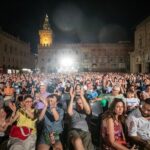 Dany Boon Instagram – Projection magique de Bienvenue chez les Ch’tis au festival de Bologne sur un écran géant devant 3000 personnes. Extraordinaire! Merci Gian Luca pour ce moment extraordinaire ❤️
