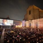 Dany Boon Instagram – Projection magique de Bienvenue chez les Ch’tis au festival de Bologne sur un écran géant devant 3000 personnes. Extraordinaire! Merci Gian Luca pour ce moment extraordinaire ❤️