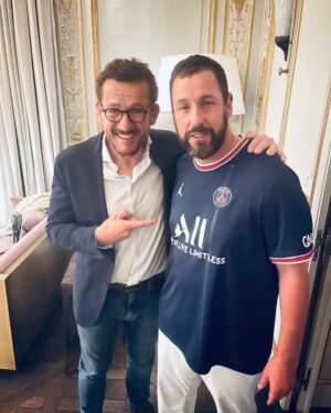 Dany Boon Instagram - Actuellement en tournage pour Netflix à Paris sur Murder Mystery 2, j’ai rencontré un gentil supporter du PSG pour le match de ligue des Champions de ce soir. ✨🤩 (Moi c’est plutôt le Losc ou Lens 🥳)
.
#murdermystery2 #netflix @adamsandler