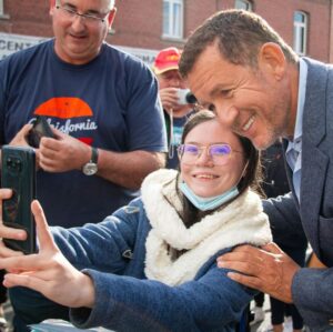 Dany Boon Instagram - Quel bonheur de venir à votre rencontre vous présenter "8 rue de l'Humanité" et discuter avec vous, héros du quotidien qui avez tant fait pour aider ceux qui en avaient grand besoin.  Le film sera à découvrir sur Netflix à partir du 20 octobre 🙂
.
@netflixfr @netflix @laurencearne @alisonwheelr #yvanattal