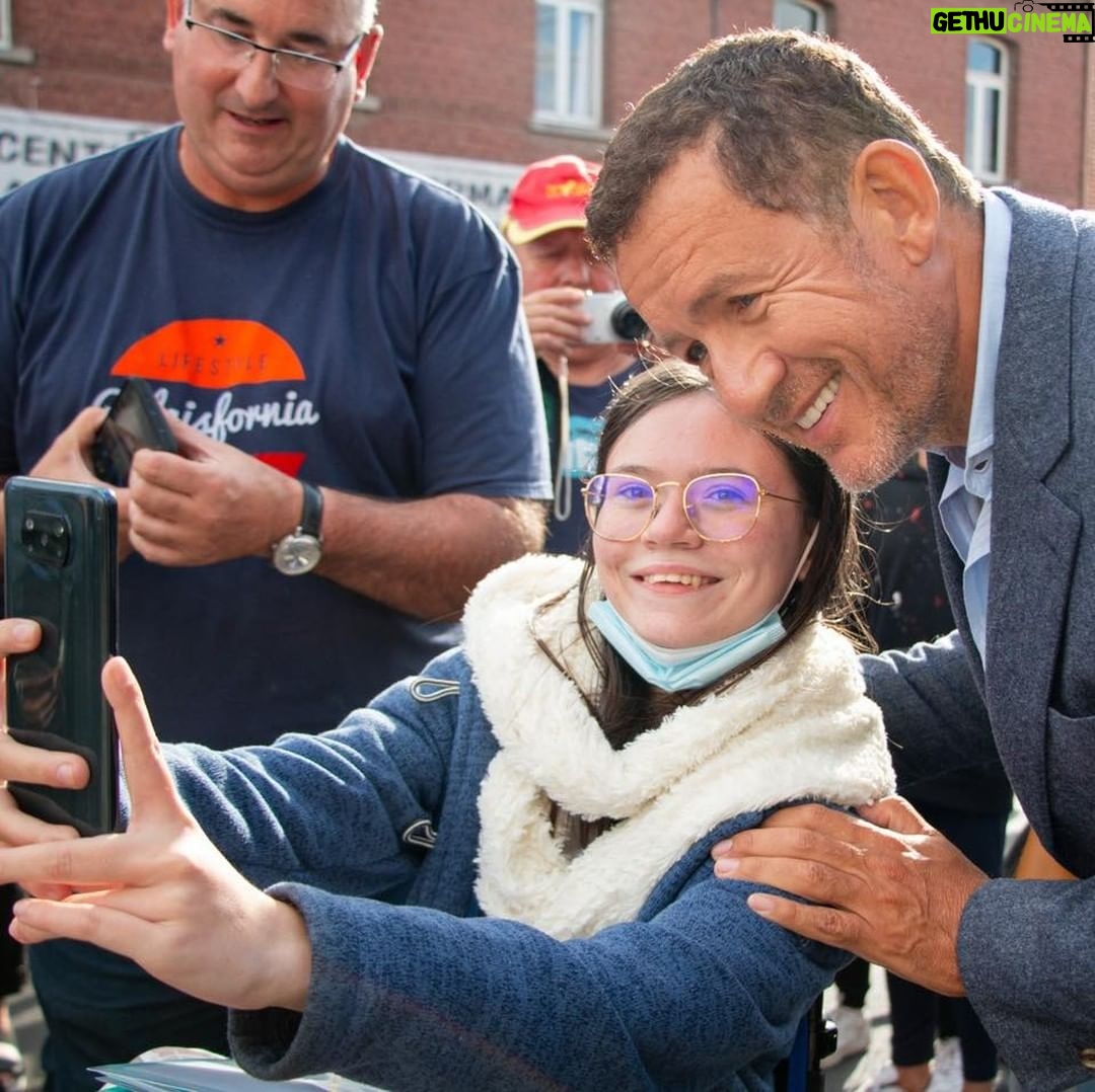 Dany Boon Instagram - Quel bonheur de venir à votre rencontre vous présenter "8 rue de l'Humanité" et discuter avec vous, héros du quotidien qui avez tant fait pour aider ceux qui en avaient grand besoin. Le film sera à découvrir sur Netflix à partir du 20 octobre 🙂 . @netflixfr @netflix @laurencearne @alisonwheelr #yvanattal