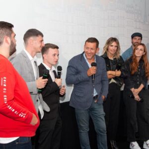 Dany Boon Instagram - Quel bonheur de venir à votre rencontre vous présenter "8 rue de l'Humanité" et discuter avec vous, héros du quotidien qui avez tant fait pour aider ceux qui en avaient grand besoin.  Le film sera à découvrir sur Netflix à partir du 20 octobre 🙂
.
@netflixfr @netflix @laurencearne @alisonwheelr #yvanattal