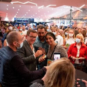 Dany Boon Instagram - Quel bonheur de venir à votre rencontre vous présenter "8 rue de l'Humanité" et discuter avec vous, héros du quotidien qui avez tant fait pour aider ceux qui en avaient grand besoin.  Le film sera à découvrir sur Netflix à partir du 20 octobre 🙂
.
@netflixfr @netflix @laurencearne @alisonwheelr #yvanattal