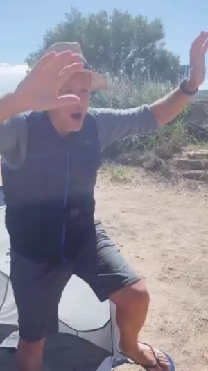 Dany Boon Instagram - A peine quelques minutes après Jeff Bezos, Dany Boon aussi sort d’une tente Quechua