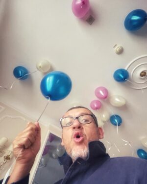 Dany Boon Instagram - Il n’y a pas d’âge pour apprécier des ballons d’anniversaire 🥳 merci pour tous vos messages. ❤️Dany 5/5
