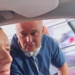 Dany Boon Instagram - Tournage en studio dirigé par Christian Carion que je retrouve avec grand bonheur 16 ans après Joyeux Noël. Très pratique le studio pour conduire, se filmer, discuter... 🚙 ✨🤪