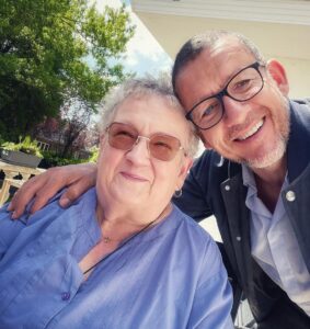 Dany Boon Instagram - Bonne fête à toutes les mamans et merchi à l’meilleure d’entre elles... Eule mienne 🥳 Ton boubourse de fils qui t’ker ❤️
