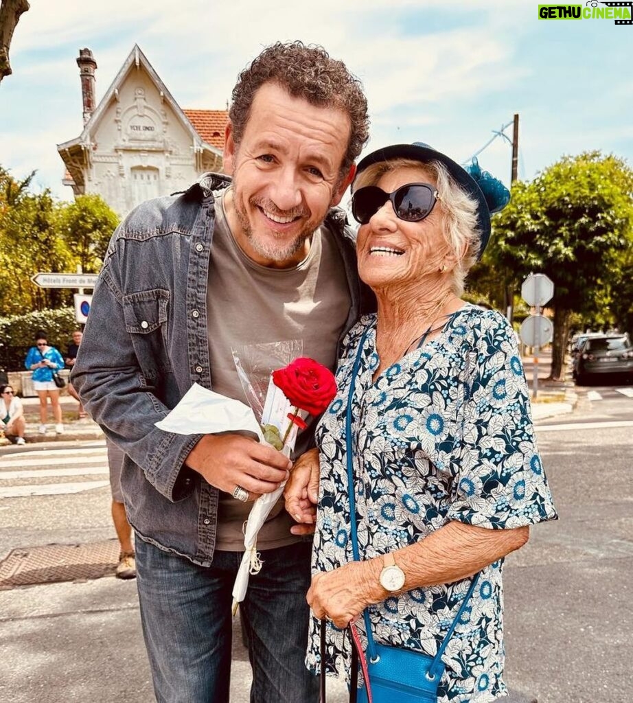 Dany Boon Instagram - Merci à Rose qui m’a offert une Rose pour mon anniversaire et qui a ébloui le plateau de tournage de son sourire contagieux et de sa joie de vivre du haut de ses 93 bougies qu’elle vient de souffler ❤️ 🎂 ❤️
