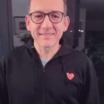 Dany Boon Instagram - Je participe à la tombola organisée par @starssolidaires au profit de @protegetonsoignant... avec à la clé une journée de tournage ! Toutes les infos sur le site : https://stars-solidaires.com/