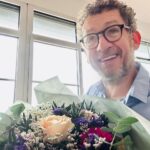 Dany Boon Instagram - Se voir offrir un beau bouquet de tôt matin pour son anniversaire. C’est délicat et ça rend heureux ❤️ 26 juin ✨🥳