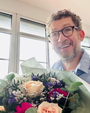 Dany Boon Instagram - Se voir offrir un beau bouquet de tôt matin pour son anniversaire. C’est délicat et ça rend heureux ❤️ 26 juin ✨🥳