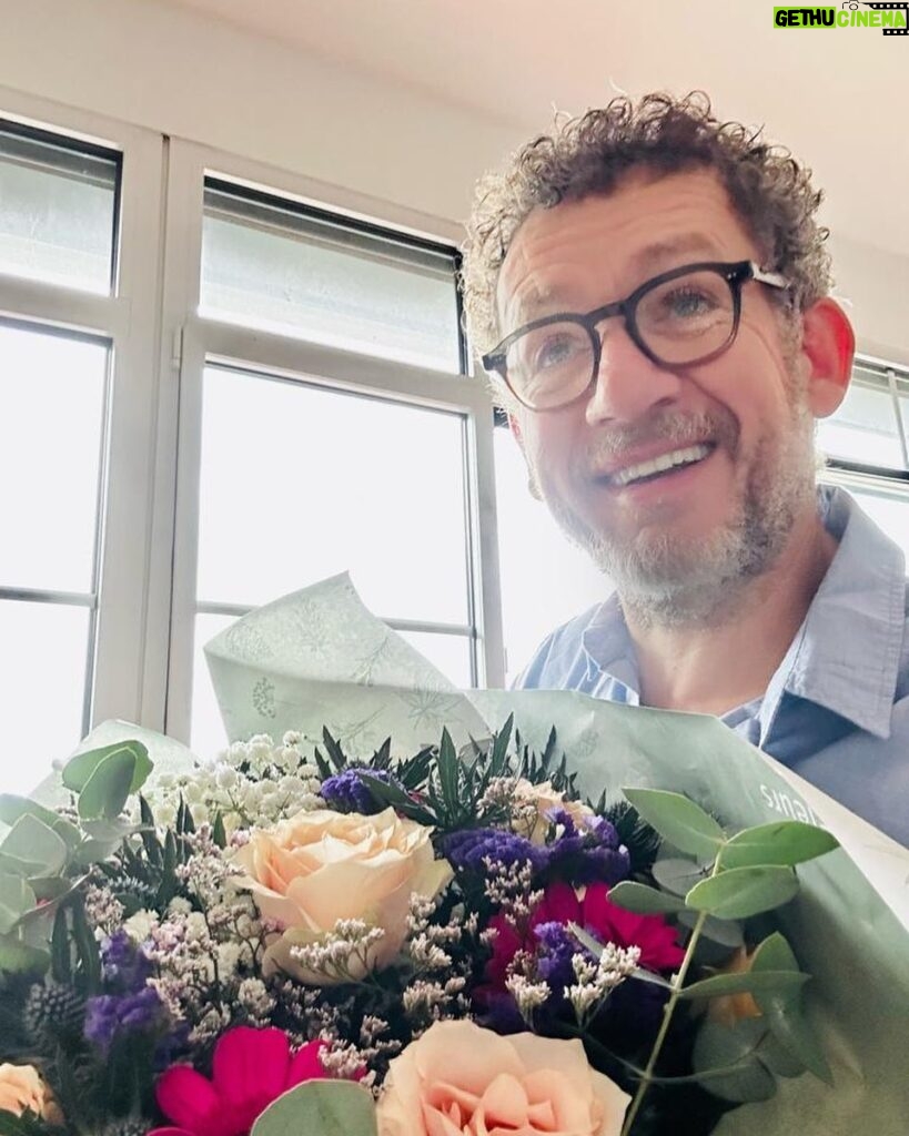 Dany Boon Instagram - Se voir offrir un beau bouquet de tôt matin pour son anniversaire. C’est délicat et ça rend heureux ❤️ 26 juin ✨🥳