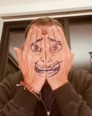 Dany Boon Instagram - MERCHI  aux soignants, aidants, commerçants, caissières, livreurs... à tous ceux qui nous permettent d’esperer à un autre demain ! 
#ensembleàlamaison