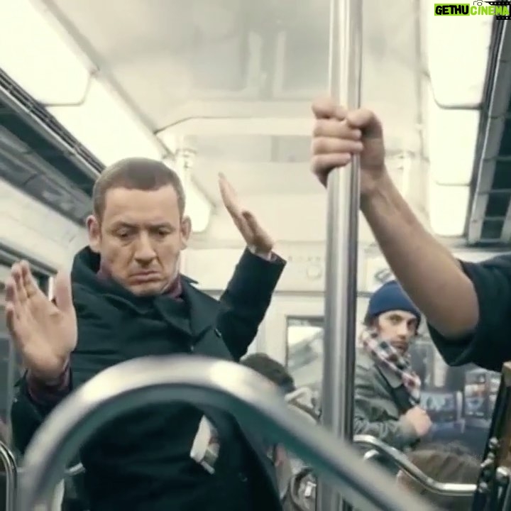 Dany Boon - 32.8K Likes - Une bonne technique d’évitement de microbes... c’est le moment 😅✨