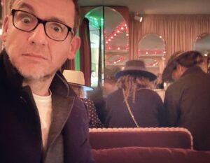 Dany Boon Instagram - Suite à la pénurie de masques de protection, les gens commencent à s’équiper en chapeaux de cow-boy 🤠✨🤪
Aucune preuve que ça protège mais d’après Trump, l’inverse n’est pas prouvé non plus... Ah!