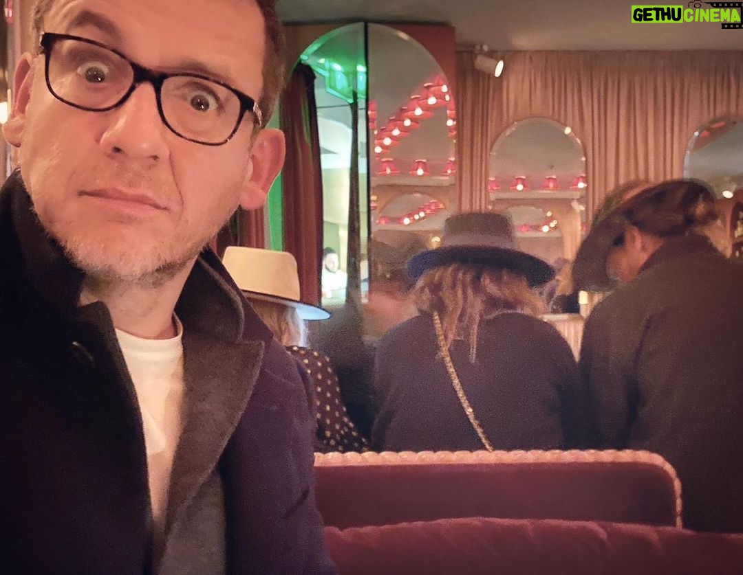 Dany Boon - 16.1K Likes - Suite à la pénurie de masques de protection, les gens commencent à s’équiper en chapeaux de cow-boy 🤠✨🤪
Aucune preuve que ça protège mais d’après Trump, l’inverse n’est pas prouvé non plus... Ah!