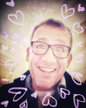 Dany Boon Instagram - En cette journée internationale de l’abus du filtre photo, de l’œil humide et du sourire niais, je souhaite à tous les amoureux une belle fête de Saint-Valentin. ❤️🥳❤️