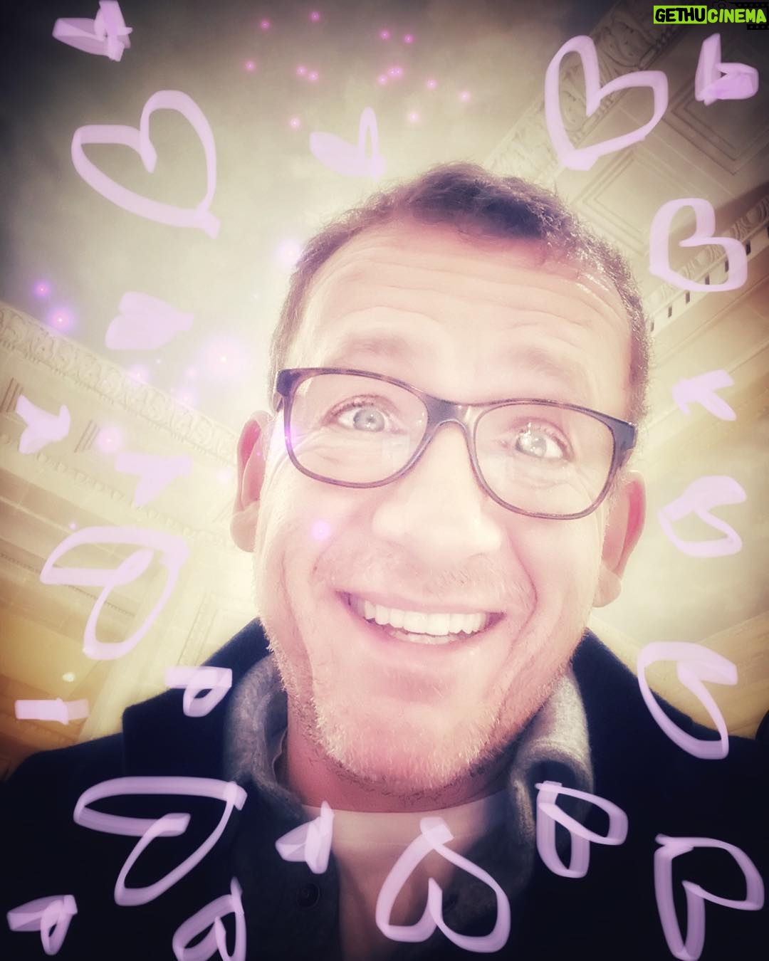 Dany Boon - 11.2K Likes - En cette journée internationale de l’abus du filtre photo, de l’œil humide et du sourire niais, je souhaite à tous les amoureux une belle fête de Saint-Valentin. ❤️🥳❤️