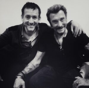 Dany Boon Instagram - Au-delà de la star, de la bête de scène, de l’immense artiste qu’était Johnny, c’était un être profondément gentil et d’une grande générosité ♥️ Il aurait eu 80 ans aujourd’hui. Bon anniversaire mon Johnny !
