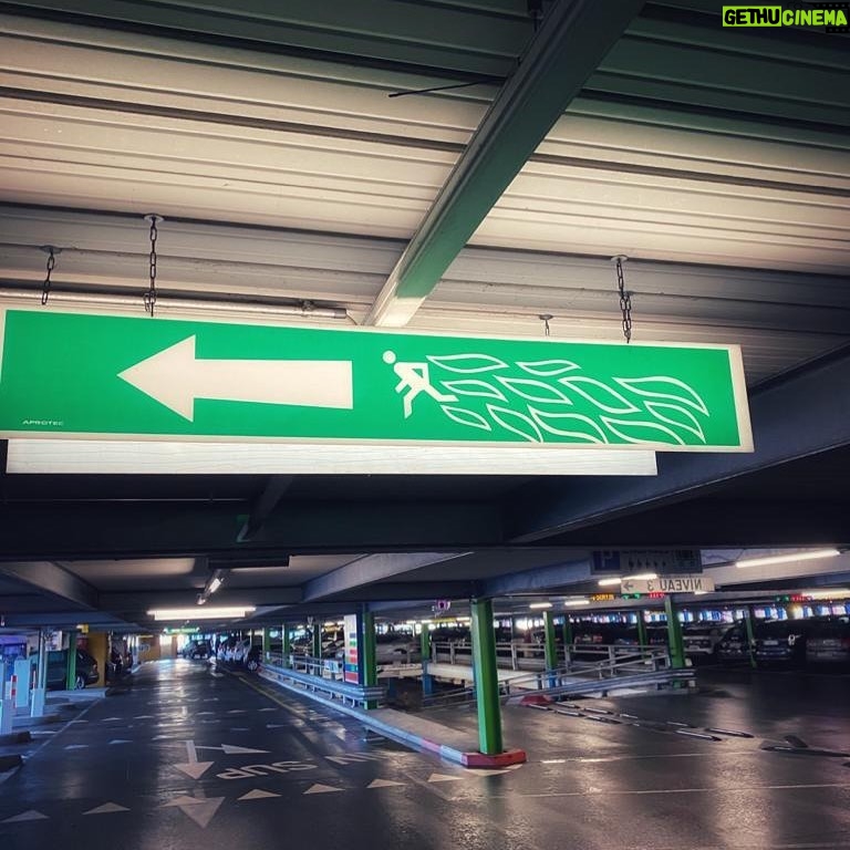 Dany Boon Instagram - Sortie de secours gastro. Tu te gares vite vite et hop tu prends les portes de secours pour filer aux toilettes.